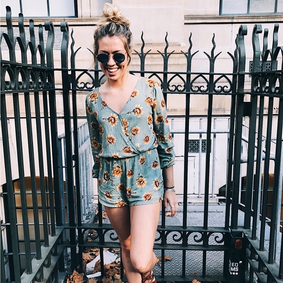 Cutest forever 21 Daisy romper / jumpsuit - Picture 3 of 11